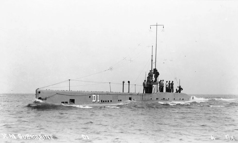 Royal Navy submarine D1 with the crew on deck © Imperial War Museum Q 074831